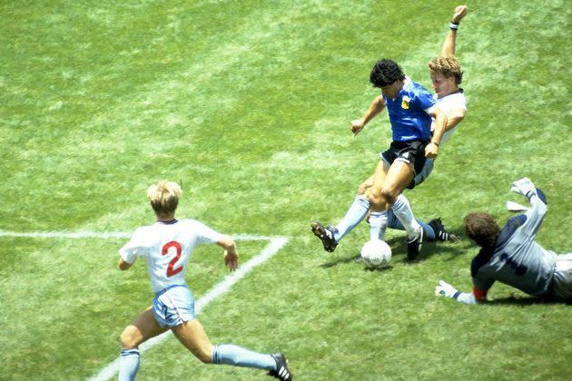 <p>Diego Maradona marque le deuxième but face à l'Angleterre lors de la Coupe du Monde 1986.</p>