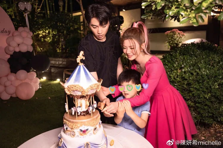陳妍希（右）去年過40歲生日，和老公陳曉（左）、兒子小星星一起切蛋糕。翻攝陳妍希微博