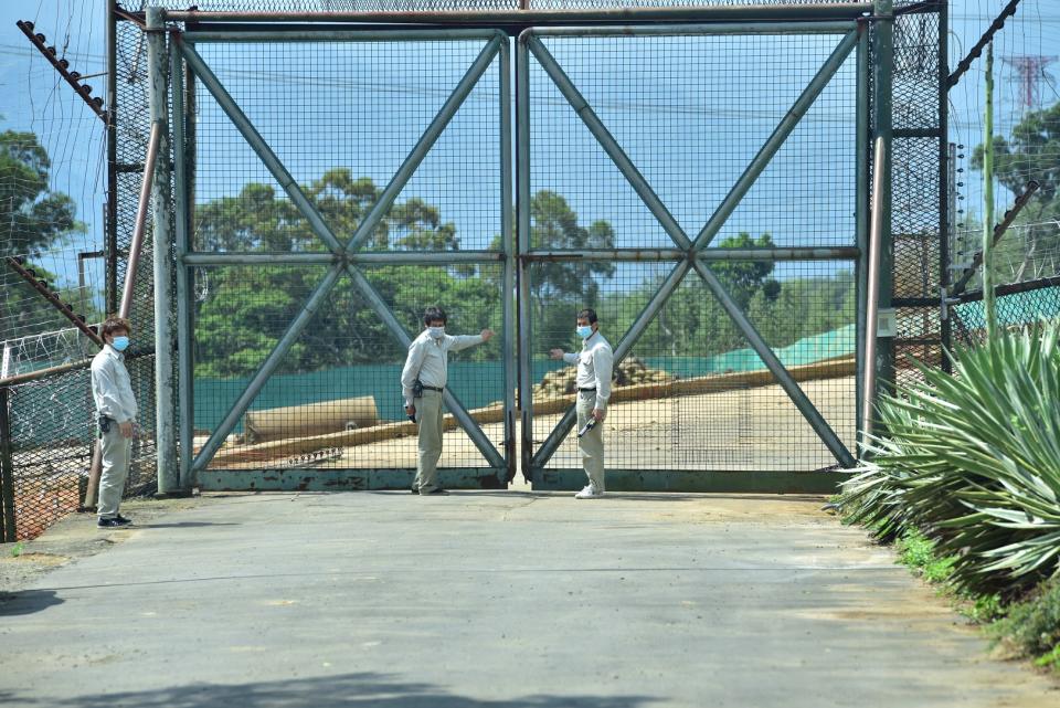 狒狒區電門出入口安排2名人員全日管理進出。（圖片提供／林務局）