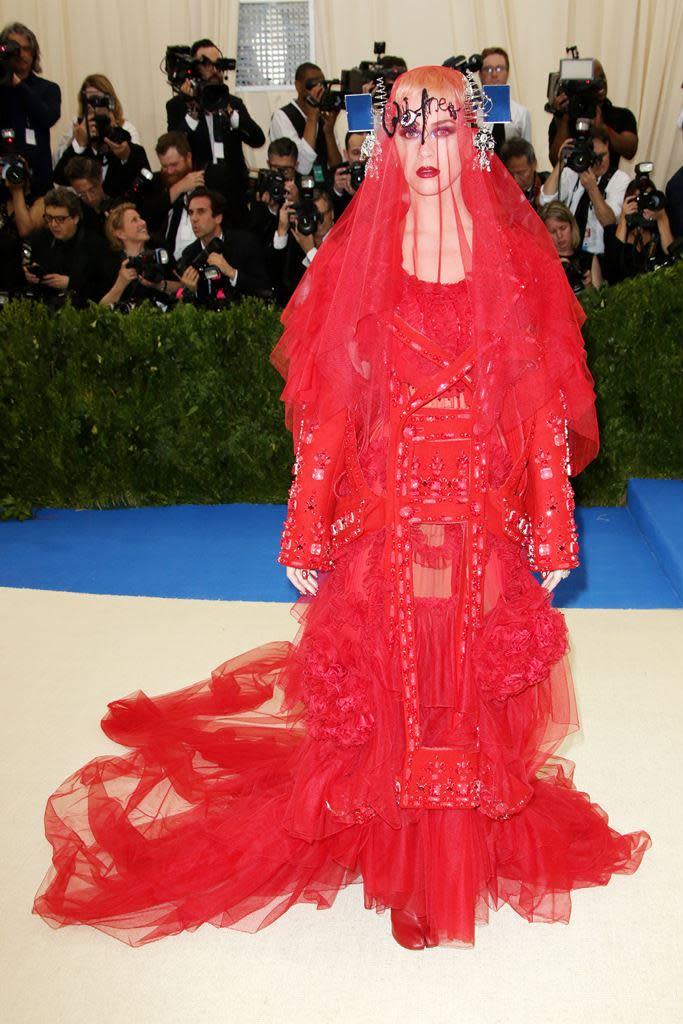 凱蒂的「鬼新娘」造型，被多數媒體評為本屆Met Gala紅毯最醜。