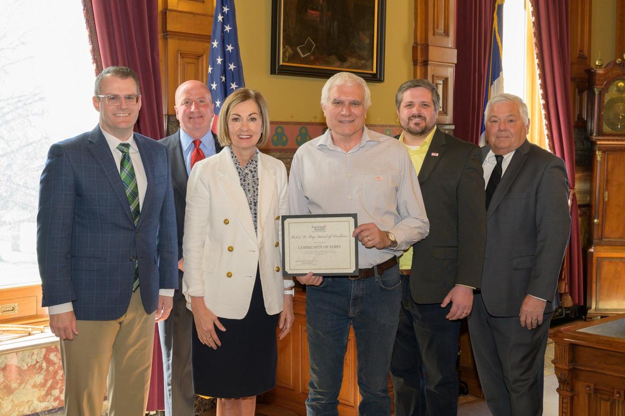 From left, Lt. Gov. Adam Gregg, Andy Frantz, Gov. Kim Reynolds, Perry Mayor Dirk Cavanaugh, Perry City Administrator Sven Peterson, Mike Richardson.