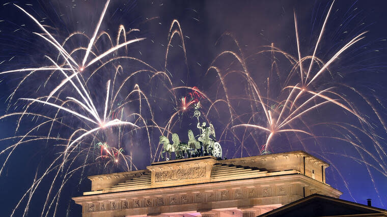 Silvesterfeuerwerk am Brandenburger Tor in Berlin. Foto: dpa