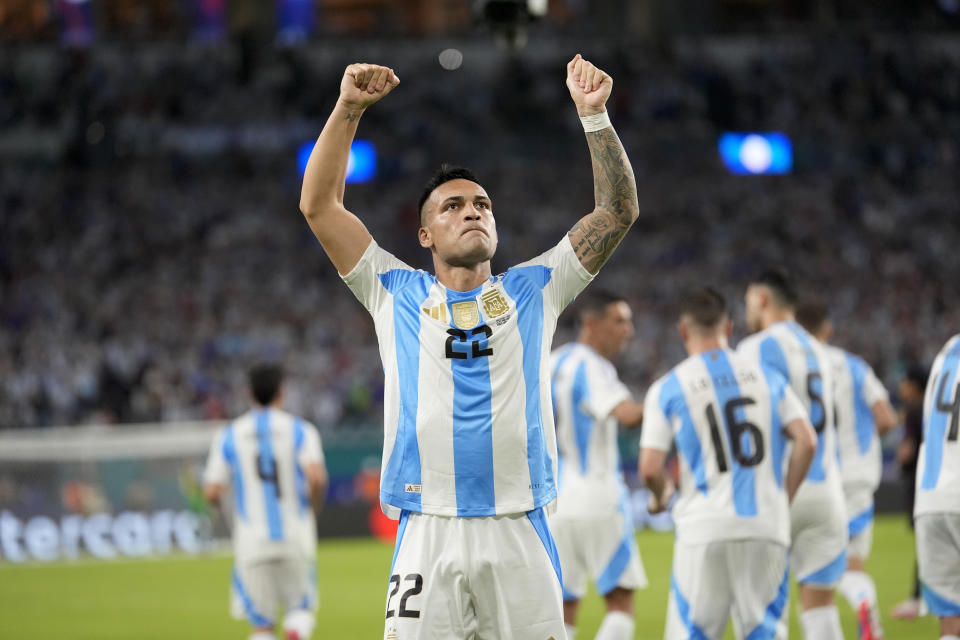 Lautaro Martínez celebra tras marcar un gol para Argentina ante Perú en el partido por el Grupo A de la Copa América, el sábado 29 de junio de 2024, en Miami Gardens, Florida. (AP Foto/Lynne Sladky)