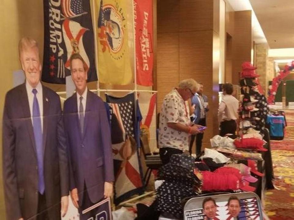 Miembros del Partido Republicano participan en el Sunshine State Summit en el Seminole Hard Rock Hotel & Casino cerca de Hollywood.