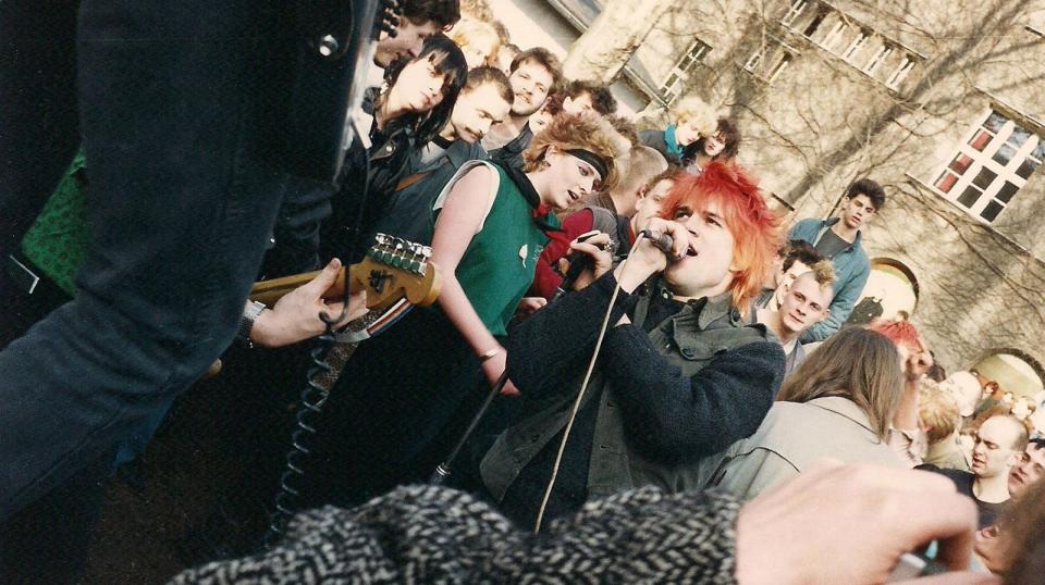 Junge Wilde, die wilde Dinge taten. Kurz nach der Bandgründung schlichen sich die Hosen 1982 für ein Geheimkonzert nach Ost-Berlin - die kürzlich ausgestrahlte Doku "Auswärtsspiel - Die Toten Hosen in Ost-Berlin" erzählt davon. Ein zweites Hosen-Konzert in der DDR fand 1988 statt. Campino sang unter anderem den Hit "Disco in Moskau": "Das Ende ist nah, für Lenin und Marx. Das Ende ist nah. Disco in Moskau." (Bild: SWR/ Holm Friedrich)