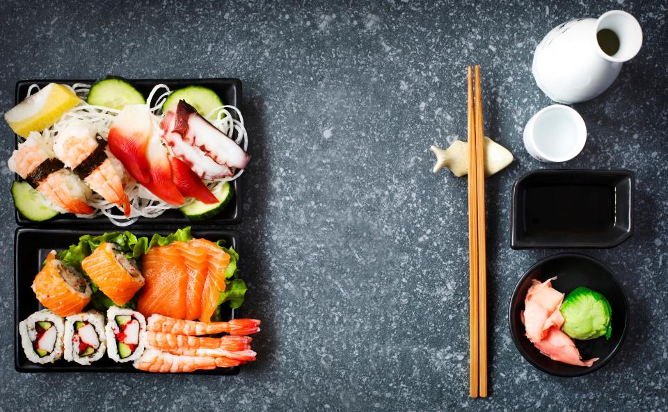 El cambio climático ha puesto en alerta a todos los amantes de la comida japonesa debido a que los rollos de sushi están en peligro de desaparecer si continúan subiendo las temperaturas. Foto: Getty Images