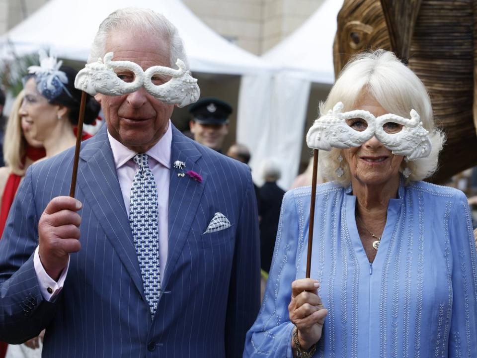 König Charles und Königin Camilla glänzen mit Tiermaske. (Bild: imago/Avalon.red)