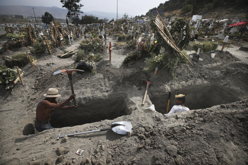 ARCHIVO - En esta fotografía del 31 de marzo de 2021, unos hombres cavan tumbas en el cementerio de Valle de Chalco, en las afueras de la Ciudad de México. (AP Foto/Marco Ugarte, archivo)