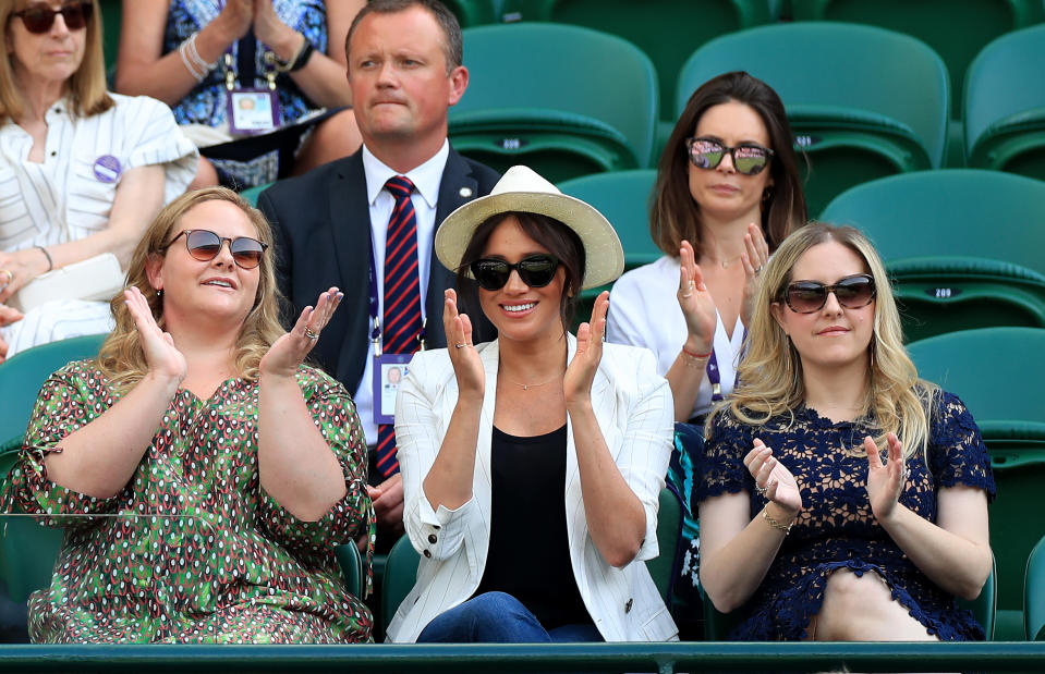 La Duquesa de Sussex mirando a Serena Williams desde la primera grada. [Foto: PA]