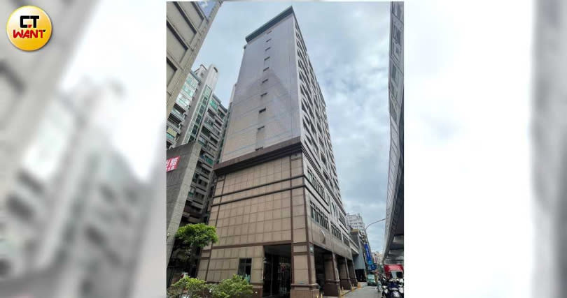 中福公司位在2樓的辦公室，外觀非常氣派，但員工日前都遭資遣。（圖／社會組攝）