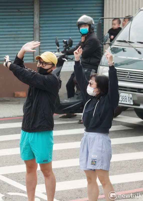 民眾黨總統候選人柯文哲今(7)早在高雄市區掃街拜票，一位民眾對著柯的車隊比中指。   圖：張良一 / 攝