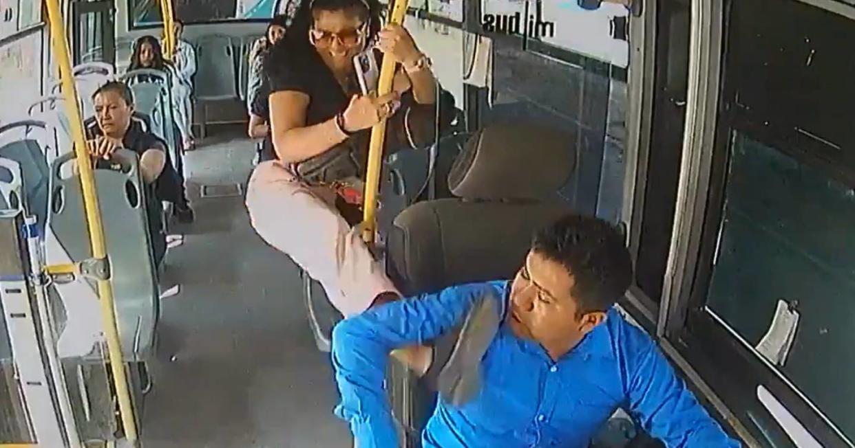 En Puebla una mujer golpea a chofer de un autobús por saltarse un tope. Foto: Captura de video X vía @RuidoEnLaRed