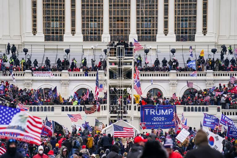 Insurrectos leales a Donald Trump irrumpen en el Capitolio, Washington, 6 de enero de 2023.  (AP Foto/John Minchillo, File)