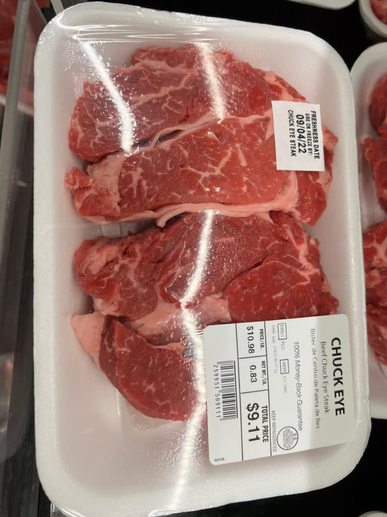 Una de las imágenes que muestra el precio de un corte de carne vacuna por US$9,11