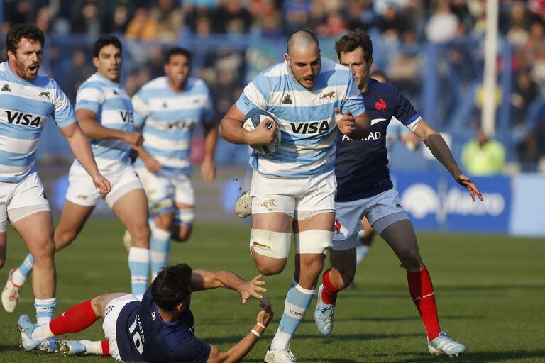 Franco Molina supera a Baptiste Serin y Antoine Hastoy queda abatido en la jugada, como Francia por lo sucedido en la semana en el seno de su plantel y por los Pumas este sábado en la cancha.