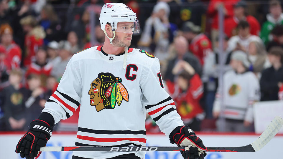 Jonathan Toews is reportedly considering retiring after the 2022-23 NHL season.  (Photo by Michael Reaves/Getty Images)