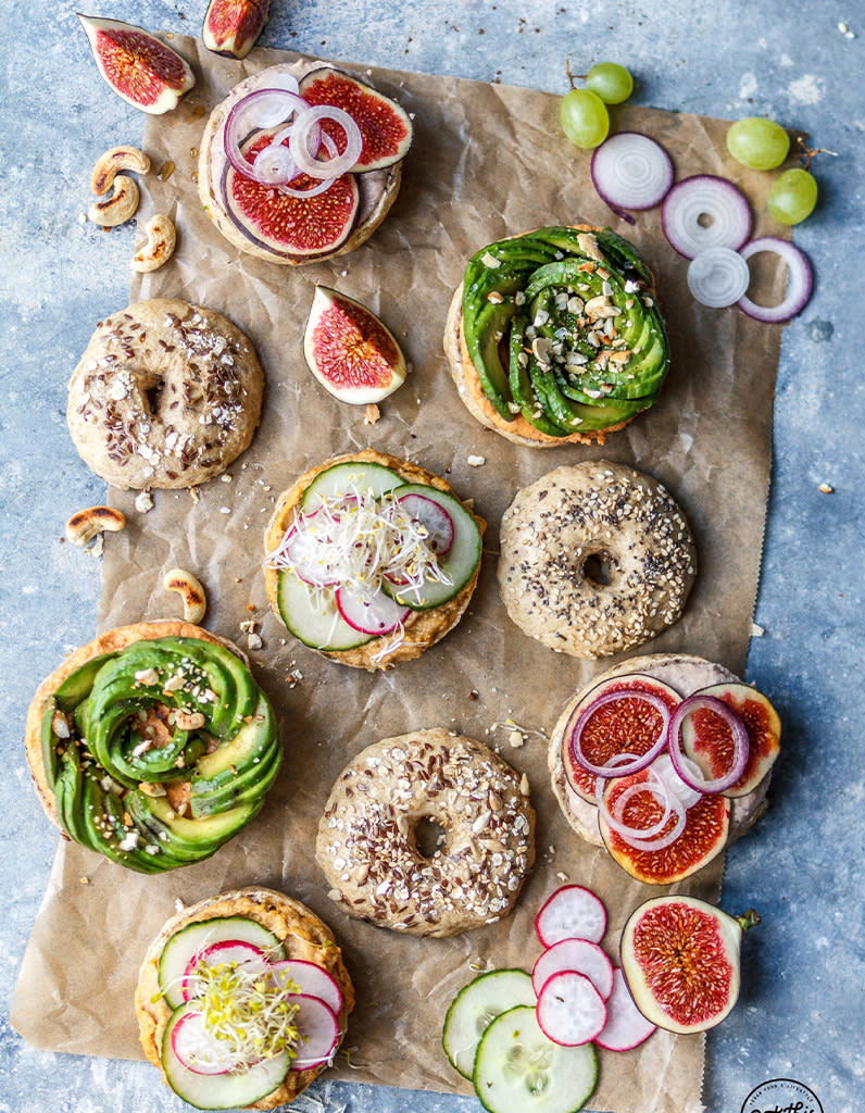 <p>Des bagels végétariens toujours aussi savoureux.</p><p>Découvrir la recette <a href="https://www.eat-this.org/vegane-vollkorn-bagel-mit-hummus/" rel="nofollow noopener" target="_blank" data-ylk="slk:ici;elm:context_link;itc:0;sec:content-canvas" class="link ">ici</a></p><br>