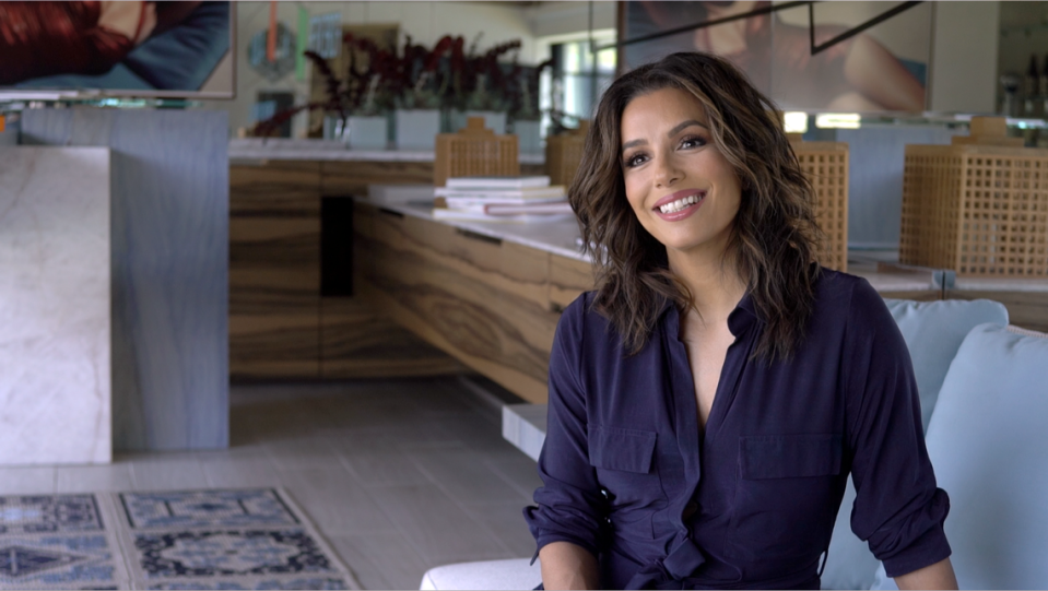 One of Pepe Serna's great friends, Eva Longoria, also shares perspectives on the versatility and longevity of the artist. Pepe Serna