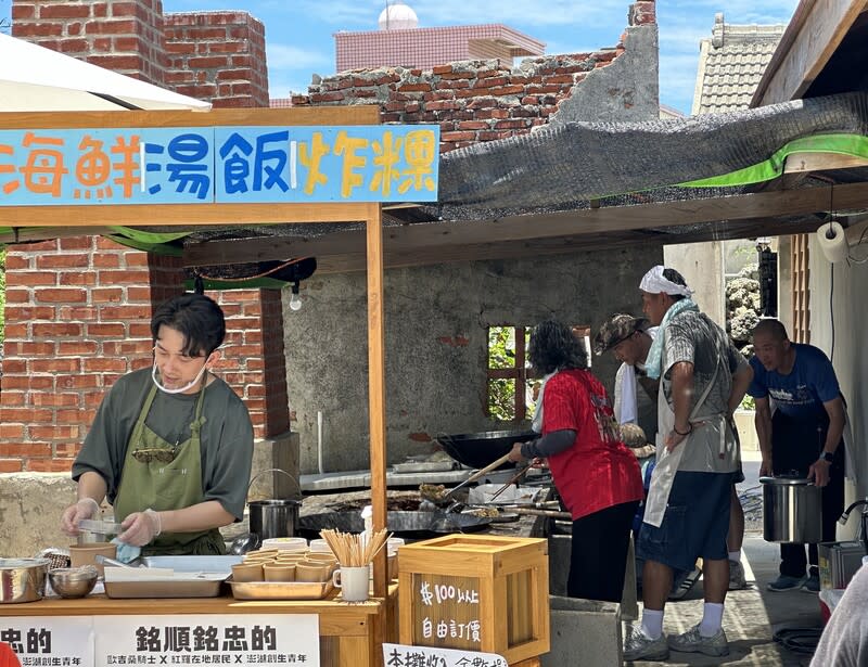 「銘順銘忠的一日快閃店」澎湖登場（2） 由「用力拍電影」、「離島出走」共同主辦的「銘順 銘忠的一日快閃店」活動9日上午在澎湖縣湖西鄉紅 羅村魚灶舉行，其中阿順師套餐販售收入，將全數捐 贈作為台灣風帆選手培訓使用。 （澎湖縣政府提供） 中央社  113年6月9日 