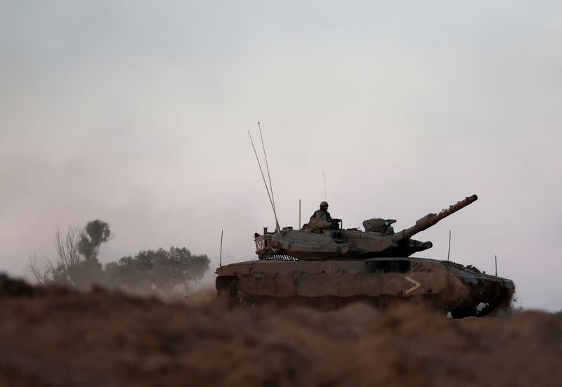 Un tanque maniobra cerca de la frontera con Gaza, en medio del actual conflicto entre Israel y el grupo islamista palestino Hamás