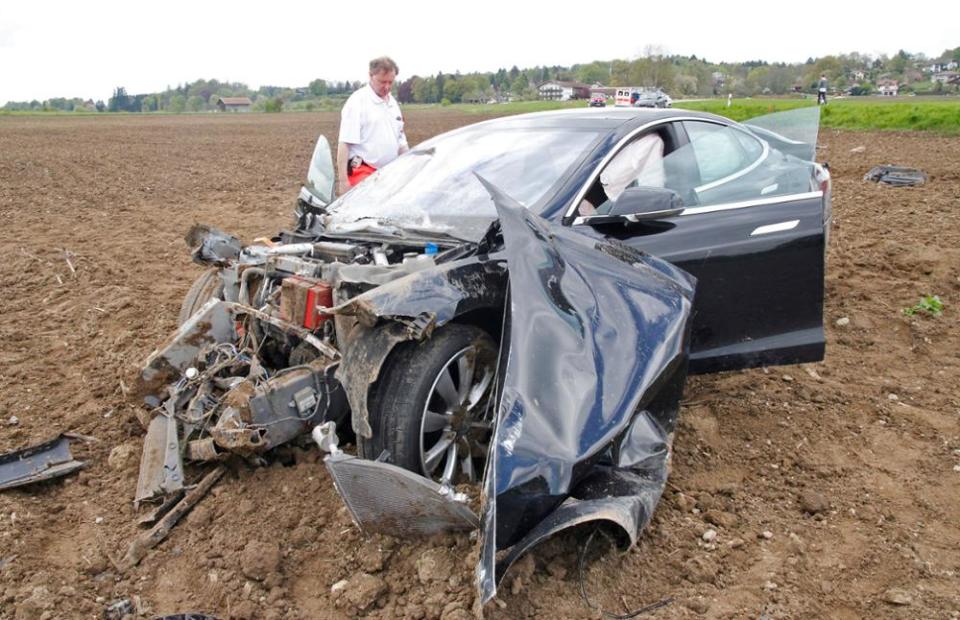 tesla-model-s-accident-germany-4