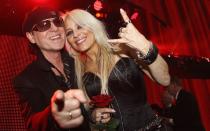 Die musikalischste Wasserstoffblondine der Welt kann's auch eine Spur softer. Mit Scorpions-Frontmann Klaus Meine stand Doro Pesch schon des Öfteren auf der Bühne. Immer schön, wenn sich deutsche Rocklegenden so gut vertragen wie die beiden (hier beim Live Entertainment Award 2011 in Frankfurt). Auch mit der nächsten großen weiblichen Metalstimme ist Doro schon aufgetreten ... (Bild: Andreas Rentz/Getty Images)