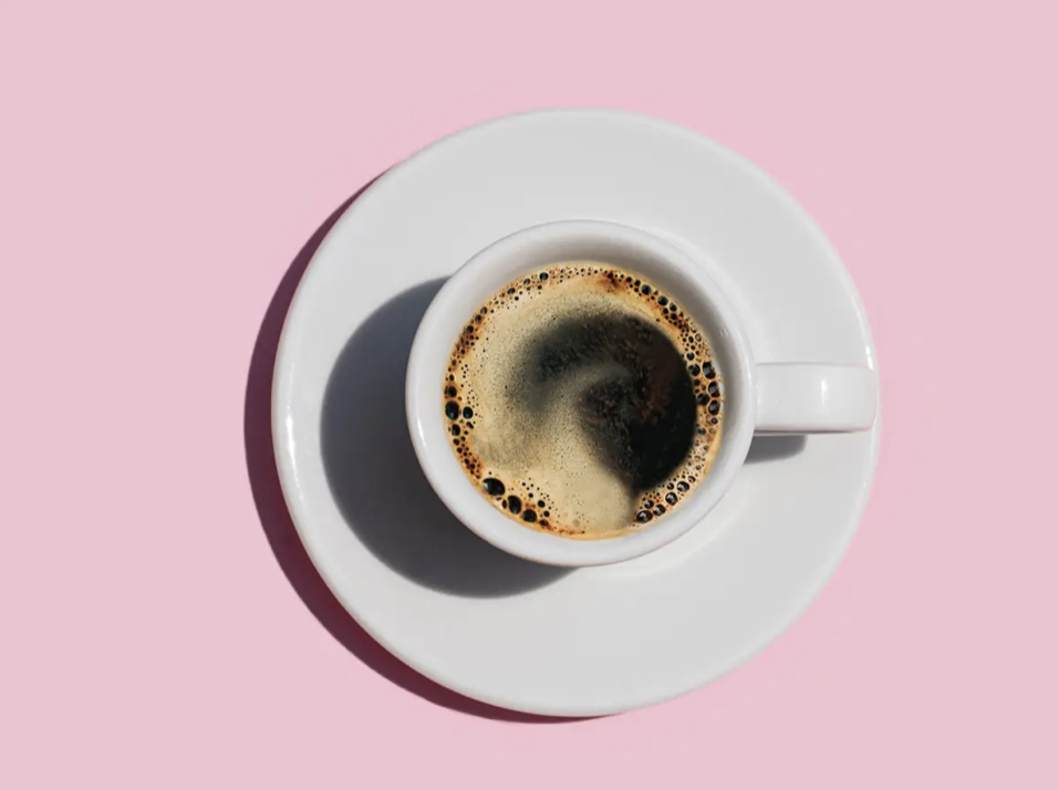 Der Genuss von zwei bis drei Tassen Kaffee pro Tag könnte mit einem längeren Leben verbunden sein. - Copyright: Iryna Veklich/Getty Images