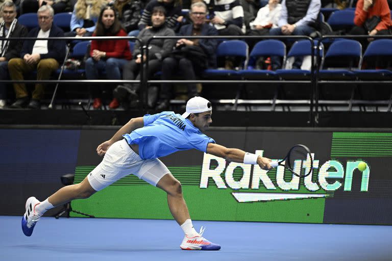 Francisco Cerúndolo en acción frente a Otto Virtanen durante uno de los singles de Copa Davis 