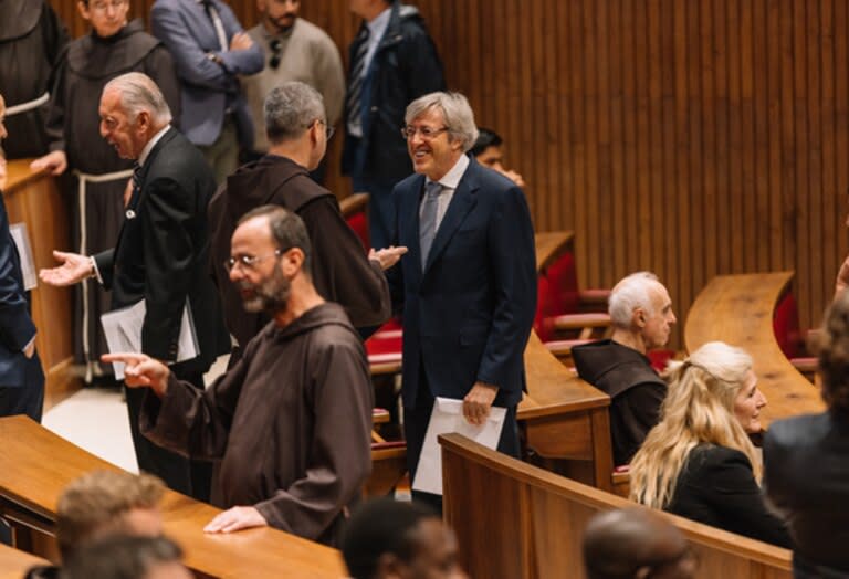 Alejandro G. Roemmers junto a Fray Franco Mirri