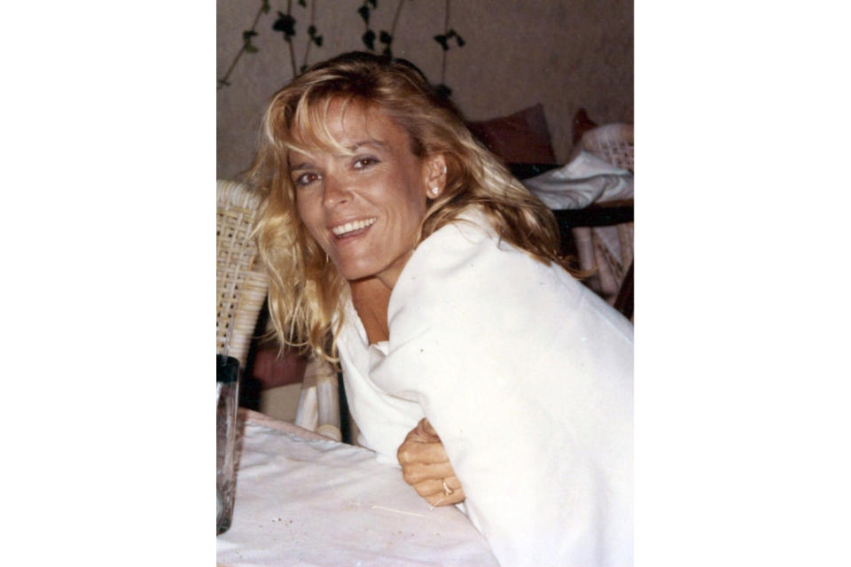 En esta fotografía sin fecha proporcionada por Lifetime una imagen de Nicole Brown Simpson, quien es retratada en el documental "The Life & Murder of Nicole Brown Simpson" que se estrena el 1 de junio en Lifetime. (Brown Family Photo/Lifetime via AP)