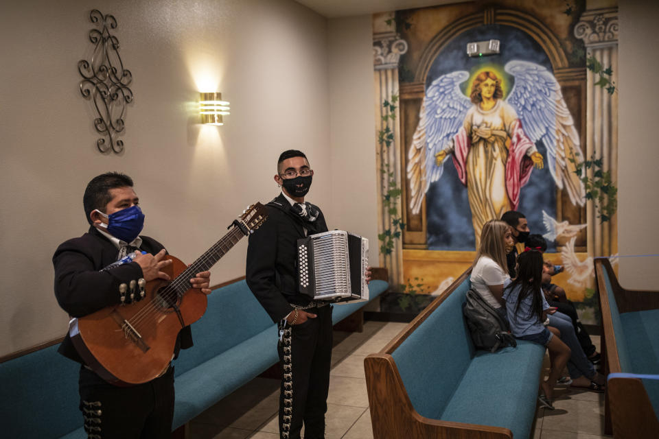César Guerra, a la izquierda, y Leonel Caballero esperando para tocar sus instrumentos en el velorio de Francisco Tafolla sénior en Salinas Funeral Home en Elsa, Texas, el 21 de julio de 2020. (Tamir Kalifa/The New York Times)