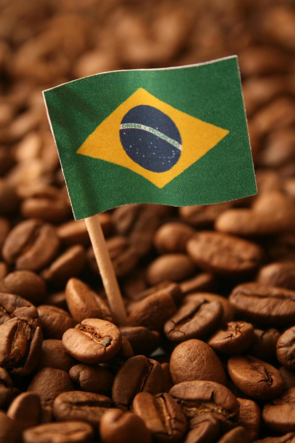 Bendera Brasil menempel di beberapa biji kopi.