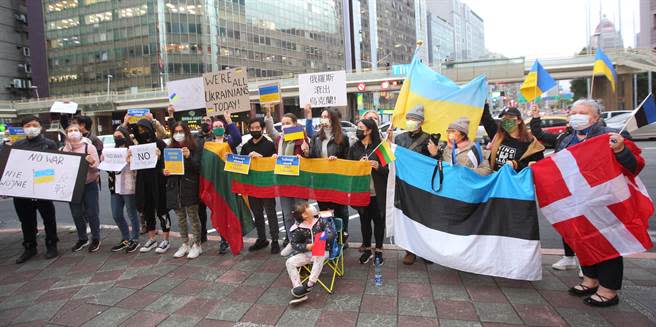數十位在台灣的烏克蘭人、俄羅斯人與波蘭人等歐洲民族25日聚集在莫北協駐台代表處前，表達反戰要和平等訴求，並有來自立陶宛、愛沙尼亞與丹麥的民眾手舉國旗聲援烏克蘭人民。（張鎧乙攝）