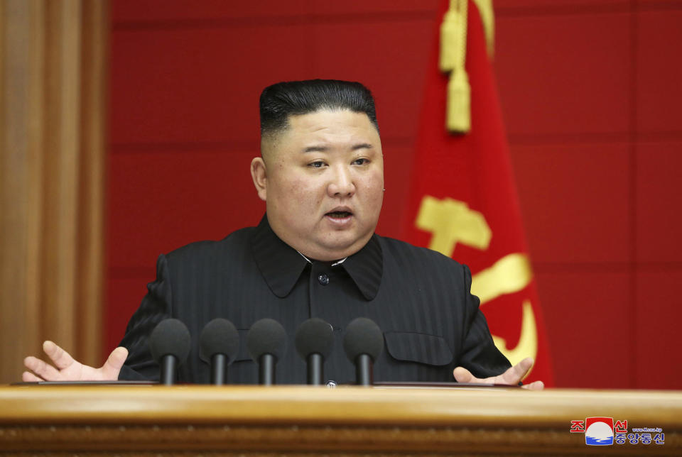En esta fotografía facilitada por el régimen norcoreano, el gobernante Kim Jong Un hace declaraciones durante una conferencia con secretarios de la ciudad y de comités de partido de distrito en Pyongyang, Corea del Norte, el sábado 6 de marzo de 2020. (Agencia Telegráfica Central de Corea/Korea News Service vía AP)