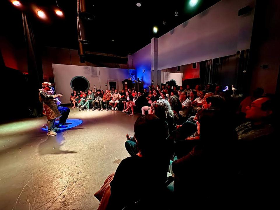 Actores y público en otra de las funciones de “El Hijo” presentadas por Microteatro On Tour en el SAH Blue Box. 