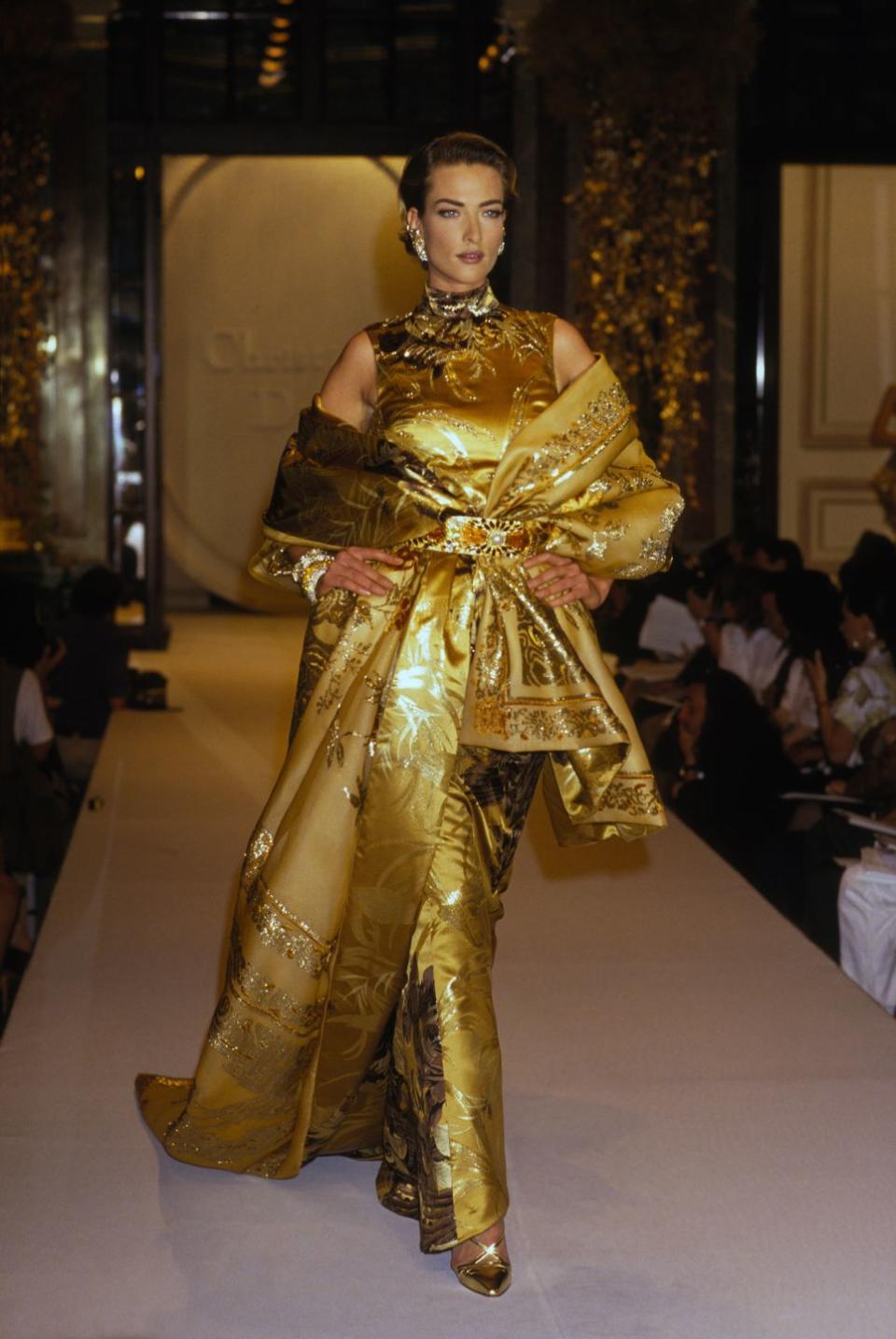 tatjana patitz lors du défilé de haute couture christian dior hiver 1991 en juillet 1991 à paris, france photo by arnalpatgamma rapho via getty images