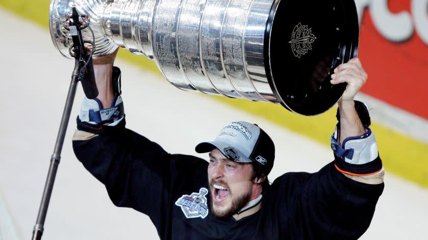 FILE - In this June 6, 2007, file photo, Anaheim Ducks right wing Teemu Selanne, of Finland, raises the Stanley Cup after winning Game 5 of the NHL Stanley Cup final hockey game over the Ottawa Senators, in Anaheim, Calif. Selanne is expected to headline the Hockey Hall of Fame's induction class of 2017, when it is announced Monday, June 26, 2017. (AP Photo/Mark J. Terrill, File)