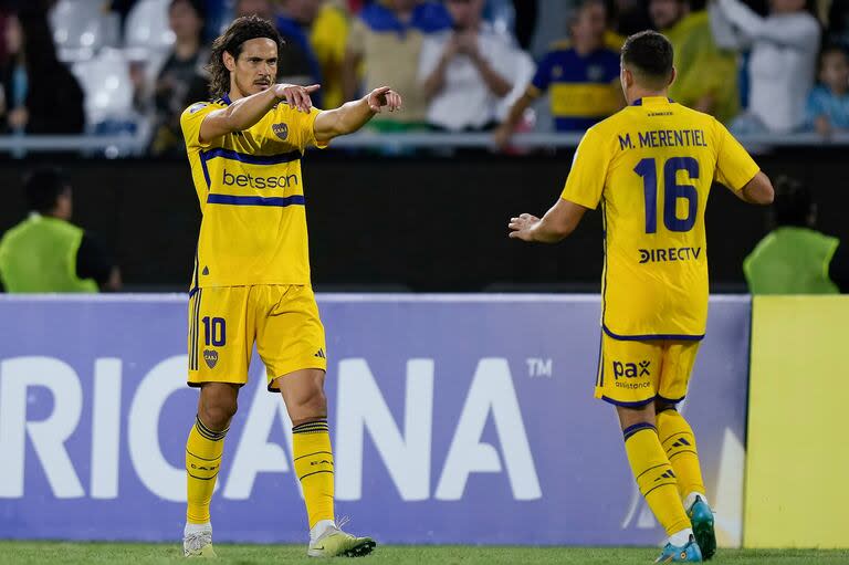Cavani celebra junto a Merentiel su golazo de tiro libre, que le dio a Boca la victoria en Paraguay ante Trinidense