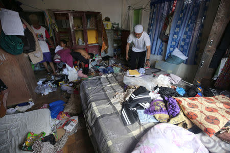 Residents who stayed at evacuation centers, due to the assault of government troops against pro-Islamic State militant groups, start cleaning their house after they were allowed to return to Basak, Malutlut district in Marawi city, Philippines October 29, 2017. REUTERS/Romeo Ranoco