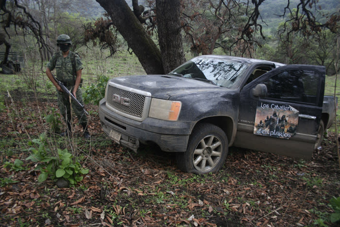 Un vehículo con un póster que señala que pertenece a 'Los Caballeros Templarios de Michoacán'. Foto: AP