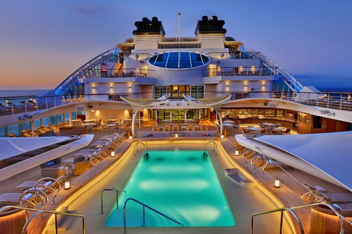 La terrasse de la piscine à bord du Seabourn Encore