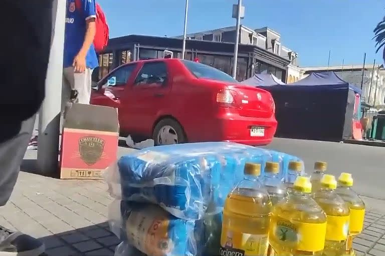 La situación económica en los dos países llevan a los mendocinos a vender comestibles en las plazas y ferias de Santiago de Chile, como sucede en el barrio Meiggs