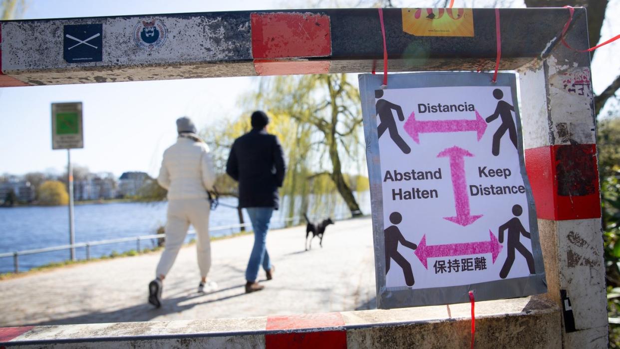 Ein selbstgebasteltes Schild mit der Aufschrift «Abstand Halten».