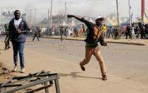 <p>Supporters of Kenyan opposition leader Raila Odinga throw rocks during protests in Nairobi, Kenya, Nov. 17, 2017. (Photo: Thomas Mukoya/Reuters) </p>