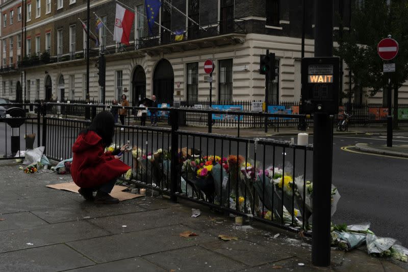 ▲民眾在中國位於英國倫敦的大使館外，哀悼因新疆大火喪生者。（圖／美聯社／達志影像）