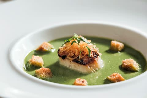 選用夏季在地的當令食材絲瓜為基底製成濃湯，將台灣常見的家常菜餚「絲瓜蛤蜊」作為靈感發想 PHOTO CREDIT: 映景觀餐廳