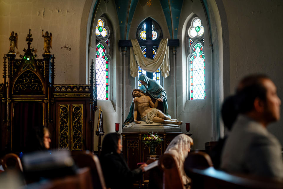 Interior del Santuario de San José durante una misa en latín, que ahora se celebra tres veces los domingos por la mañana y dos veces la mayoría de los días de la semana, en Detroit, el 2 de octubre de 2022. (Nick Hagen/The New York Times)