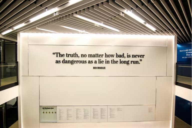 The truth, no matter how bad, is never as dangerous as a lie in the long run (La verdad, por mala que sea, nunca es tan peligrosa como una mentira a largo plazo) es la frase de Ben Bradlee, director de The Washington Post durante el caso Watergate, que preside la redacción del periódico