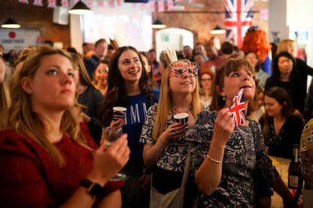 Gente se reúne a ver la boda del príncipe Enrique y Meghan Markle, en el Book Club en Londres. 19 de mayo de 2018. REUTERS/Simon Dawson