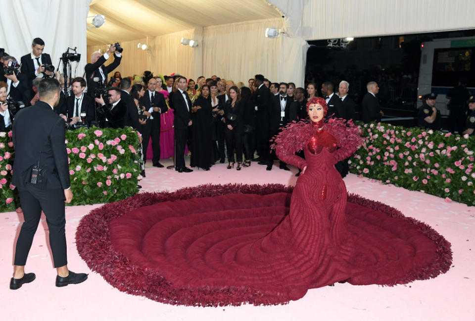 <p>Cardi B a impressionné curieux et photographes avec cette immense robe rouge signée Thom Browne. On parie que la robe était plus lourde que la chanteuse elle-même. (crédit Getty) </p>